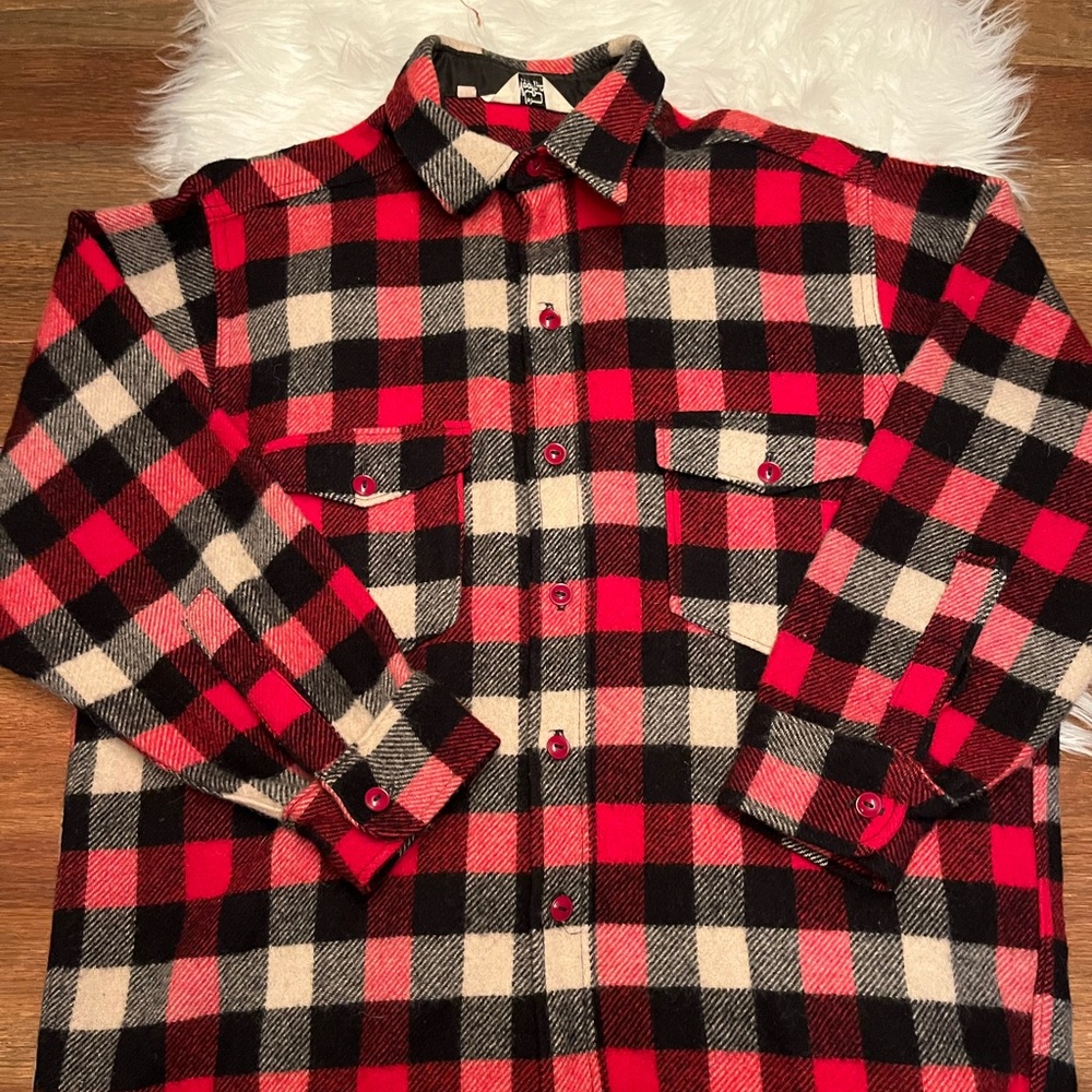 Vintage Woolrich red / black / cream shirt jacket. Nice !!
